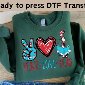 Peace-Love-Read Dr. Seuss DTF, Ein Fisch Zwei Fische Rote Fische Blaue Fische DTF, Dr. Seuss Geburtstag Shirt, Dr. Cat Book Shirt, Lesetag Liebhaber Shirt