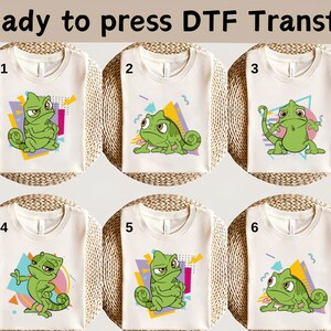 Puede incluir: Seis camisetas color crema, cada una con una imagen de dibujos animados diferente de un camaleón verde en varias poses y expresiones. Las camisetas tienen el texto "Ready to press DTF Transfer" en la parte superior.