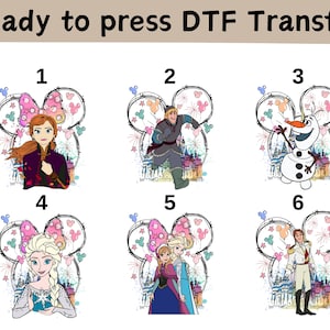 Puede incluir: Seis transferencias de planchado diferentes con personajes de Disney frente a un fondo colorido con orejas de Mickey Mouse. Los personajes incluyen a Anna, Elsa, Olaf, Kristoff y el príncipe Hans.