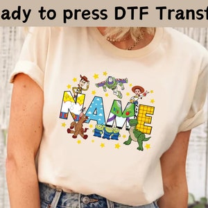 Disney Toy Story-karaktär Anpassat namn DTF, Disney Toy Story-present DTF, Woody Buzz Jessie Rex DTF, Disney Toy Story-familjetröja, Toy Story-tröja