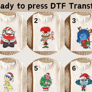以下が含まれることがあります： 6枚の白いTシャツに、クリスマスをテーマにした異なるキャラクターがプリントされています。キャラクターは映画「インサイド・ヘッド」から来ています。キャラクターは、怒り、喜び、悲しみ、恐怖、嫌悪、そしてビング・ボンです。Tシャツは1から6まで番号が付けられています。