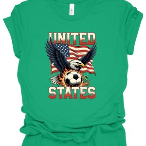Op de afbeelding: Een felgroen t-shirt met een afbeelding van een Amerikaanse zeearend met gespreide vleugels boven een voetbal omringd door vlammen. Achter de adelaar wappert een Amerikaanse vlag. De tekst UNITED staat boven de adelaar en STATES staat eronder.