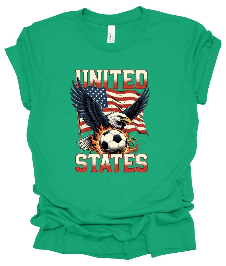 Op de afbeelding: Een felgroen t-shirt met een afbeelding van een Amerikaanse zeearend met gespreide vleugels boven een voetbal omringd door vlammen. Achter de adelaar wappert een Amerikaanse vlag. De tekst UNITED staat boven de adelaar en STATES staat eronder.