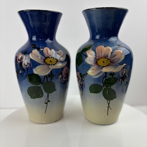 Watcombe Pottery Torquay、手描きのバラが厚塗りされた 8 インチのグラデーションの青い花瓶のペア。