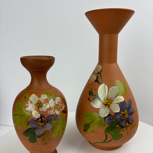 Två handmålade oglaserade vaser från Watcombe Pottery, 1800-talet.