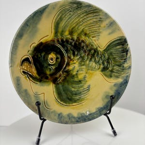 Vintage 1950&#39;s/60&#39;s Mediterranean terracotta wall plate with hand painted fish decoration.