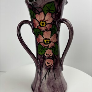 Vase Longpark Pottery Torquay de 7,75 pouces de haut à trois anses, motif rose lilas. Ce vase est dans un état fabuleux.