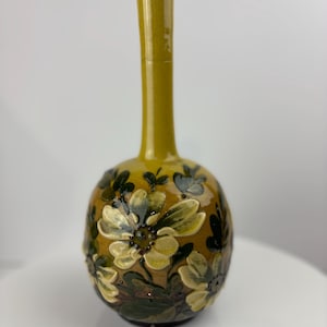 Antik vas i Exeter Art Pottery, handmålade barbotinblommor, 23 cm