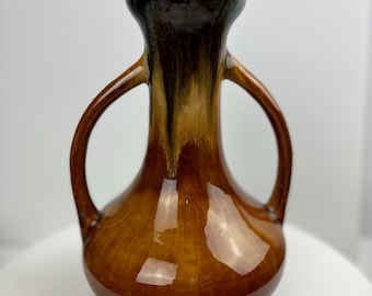Um lindo e altamente decorativo vaso art nouveau antigo com duas alças.