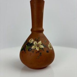 Antiguo jarrón pequeño de terracota de Watcombe Pottery (década de 1870) con flores pintadas a mano.