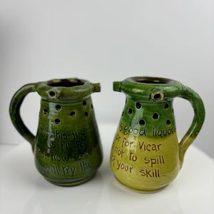 Twee William Baron of Barnstaple, 4,75" hoge 'puzzelkannen' in goede staat. Dit zou een fantastisch kerstcadeau zijn voor papa!