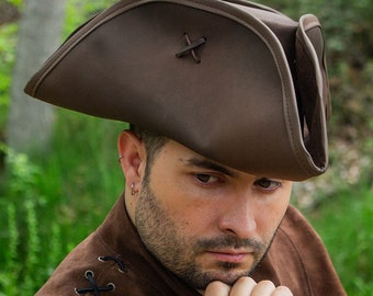 traduce al castellano: Jack Rackham Pirate Hat - LARP Renaissance Faire Cosplay Fantasy Reenactment Costume Accessory