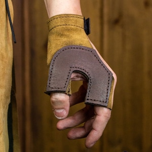 Medieval Archery Glove for LARP, Cosplay & Renaissance Faire - Fantasy Ranger Oren Leather Handwear