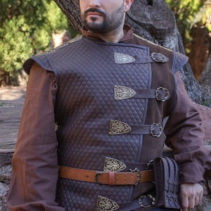 Riddarens hedersväst i läder – quiltad medeltida jerkin för rekonstruktioner, cosplay och lajv | Rawblade premiumriddarkostym.