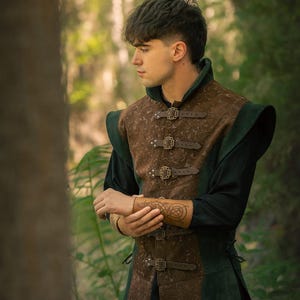 Yalon Deluxe Leather Jerkin – Green Suede and Engraved Floral Leather | Medieval Vest for LARP, Fantasy and Renaissance Costume