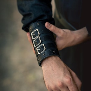 Goliath Bracer Black – Premium Single Leather Armguard, LARP, US Duty Free!!*, Reenactment & Fantasy Costumes.