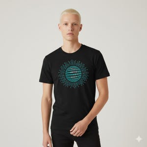 Könnte beinhalten: Schwarzes T-Shirt mit einem türkis-weißen Binärcode-Design. Die Grafik ist ein Kreis mit radialen Linien, der einer digitalen Sonne ähnelt. Das T-Shirt hat einen klassischen Rundhalsausschnitt.