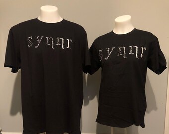 Könnte beinhalten: Zwei schwarze T-Shirts mit dem Wort "synnr" in weiß auf der Vorderseite.