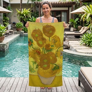 Può includere: Un telo mare rettangolare con una vivace stampa gialla e marrone del dipinto I Girasoli di Vincent van Gogh. L'opera raffigura un bouquet di girasoli in un vaso, realizzato in tonalità ocra, oro e marrone, su uno sfondo giallo.