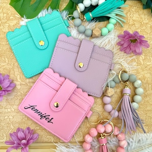 Llavero con billetera personalizada y pulsera de cuentas / Letras hechas a mano / Rosa, morado, menta