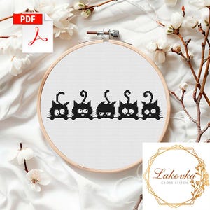 Schema per punto croce contato con un simpatico gatto nero, simpatico gattino kawaii da ricamare, facile per principianti, download immediato in PDF, mini punto croce