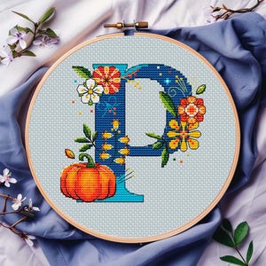 Letra floral P, padrão de ponto cruz, PDF, download digital, ornamento, alfabeto, presente de aniversário personalizado, monograma de casamento, anúncio de bebê