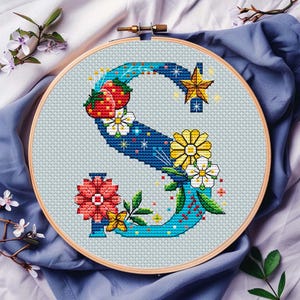 Patrón de punto de cruz con letra S floral en PDF, descarga digital, adorno del alfabeto, regalo de cumpleaños personalizado, monograma de boda, anuncio de bebé