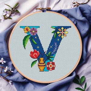 Letra floral V, padrão de ponto cruz, PDF, download digital, ornamento, alfabeto, presente de aniversário personalizado, monograma de casamento, anúncio de bebê