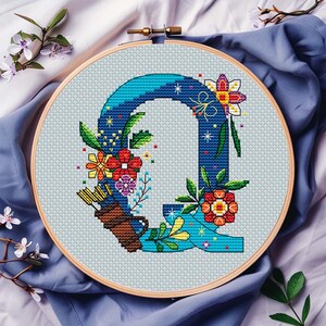 Letra Q Floral Padrão de Ponto Cruz PDF Download Digital Ornamento Alfabeto Personalizado Presente de Aniversário Monograma de Casamento Anúncio de Bebê