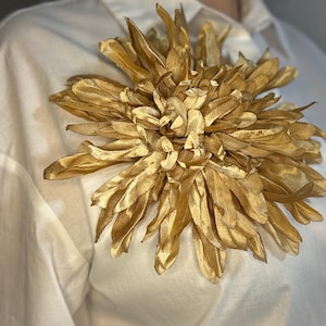 Gold flower brooch