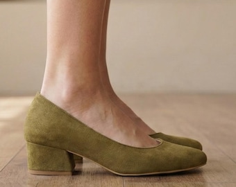 オリーブグリーンのブライダルヒール、ヴィーガンスエードのウェディングシューズ、エレガントなローブロックヒール、クラシックなデザイナーショートヒールのウェディングシューズ、フォーマルなレディースパンプス
