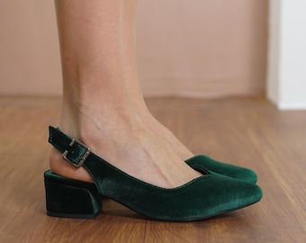 Zapatos de novia verdes con escote corazón, tacones de terciopelo esmeralda para bodas, tacones bajos de bloque para novias, sandalias planas clásicas de boda con tira trasera para mujer.