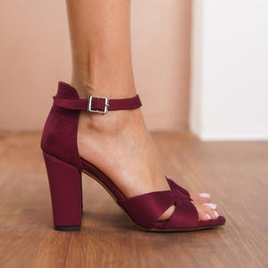 Burgunderrote Criss Cross Schuhe, Vegan Wildleder Offene Zehen Knöchel Riemen Hochzeitsschuhe mit Kastanienbraunen High Heels, Dunkelrote Brauts Hochzeit Absätze