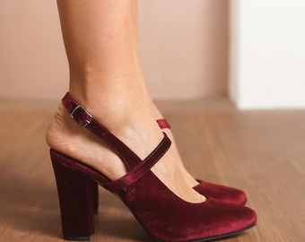 Zapatos de tacón burdeos para damas de honor, zapatos de boda con tiras en el tobillo de terciopelo sedoso rojo oscuro, tacón alto de bloque para novia, zapatos de tacón destalonados con punta cerrada para novia.