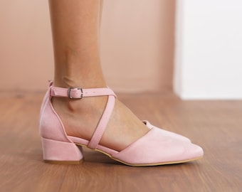 Blush Rosa Criss Cross Heels, Vegan Wildleder Geschlossene Zehe Ankle Strap Low Hochzeit Absatz mit Short Block Brautschuhe, Dusty Rose Hochzeitsschuhe