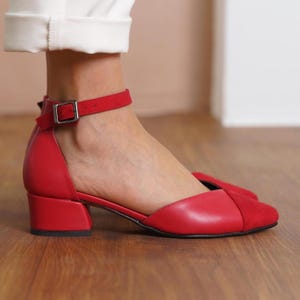 Rote Hochzeitsschuhe, rote Kurze Hochzeitsschuhe aus veganem Leder mit niedrigen Blockabsatz, Knöchelriemen Brautjungfer Frauen Sandalen