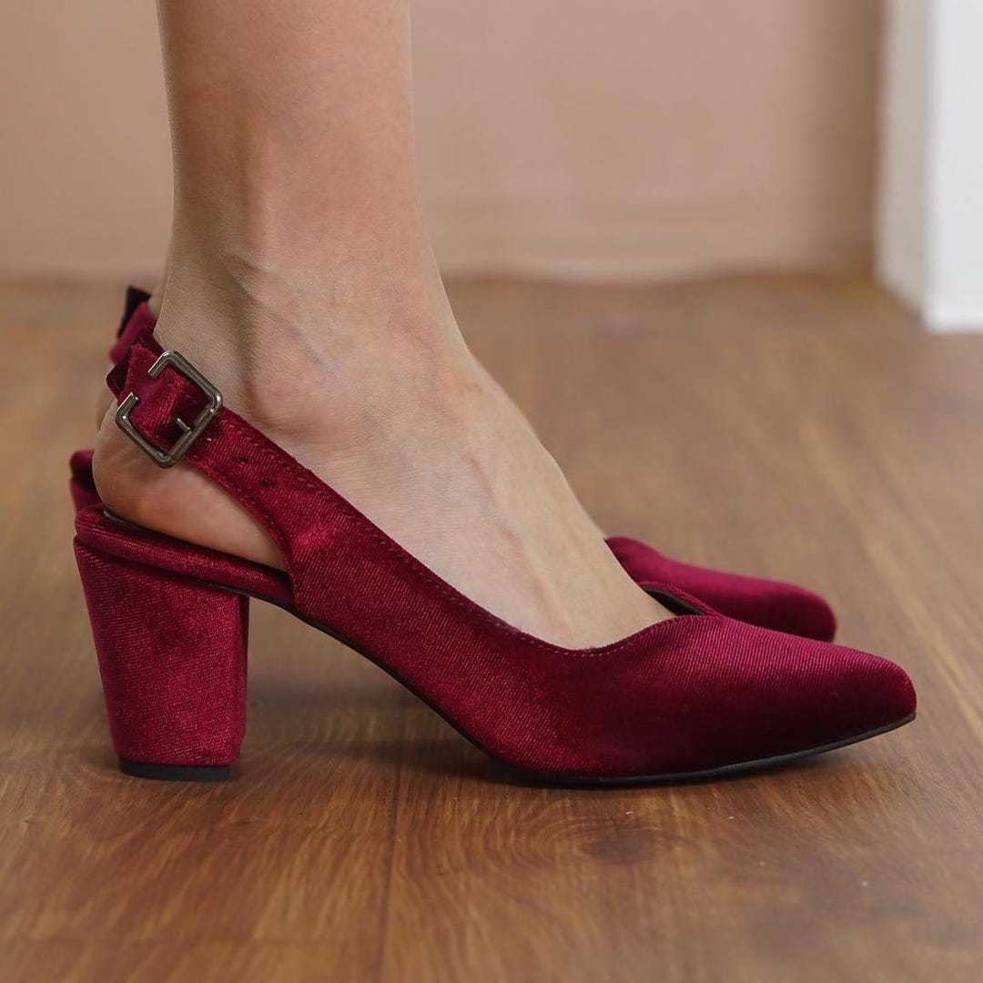 Zapatos de novia burdeos con tacón de corazón, de terciopelo rojo