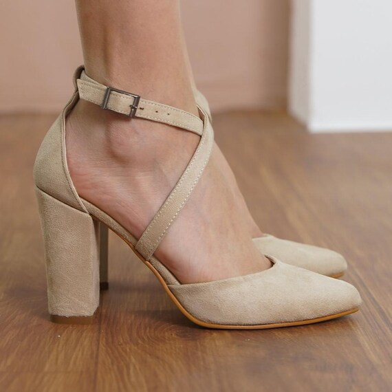 靴 STUDS WOOD HEEL BABOOSH Beige Criss Cross Heels, Vegan Suede Closed Toe Ankle Straps