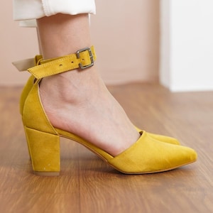 Senffarbene Hochzeitsschuhe, Vegan Wildleder Hochzeit Heels, Mittelhoher Blockabsatz für Bräute, Gelbe Frauen Knöchel Brautriemen Geschlossene Kappe Hochzeit Pumps