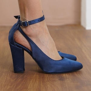 Marineblauwe bruiloft hakken, zijdezachte satijnen veganistische bruidsschoenen met hoge blokhakken, klassieke enkelbandje bruiden trouwschoenen, veganistisch cadeau voor haar