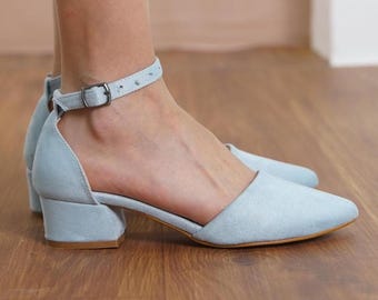 Scarpe da sposa azzurre con tacco, in camoscio vegano, con tacco basso a blocco per la sposa, sandali bassi piatti classici da donna con cinturino alla caviglia, colore azzurro chiaro.