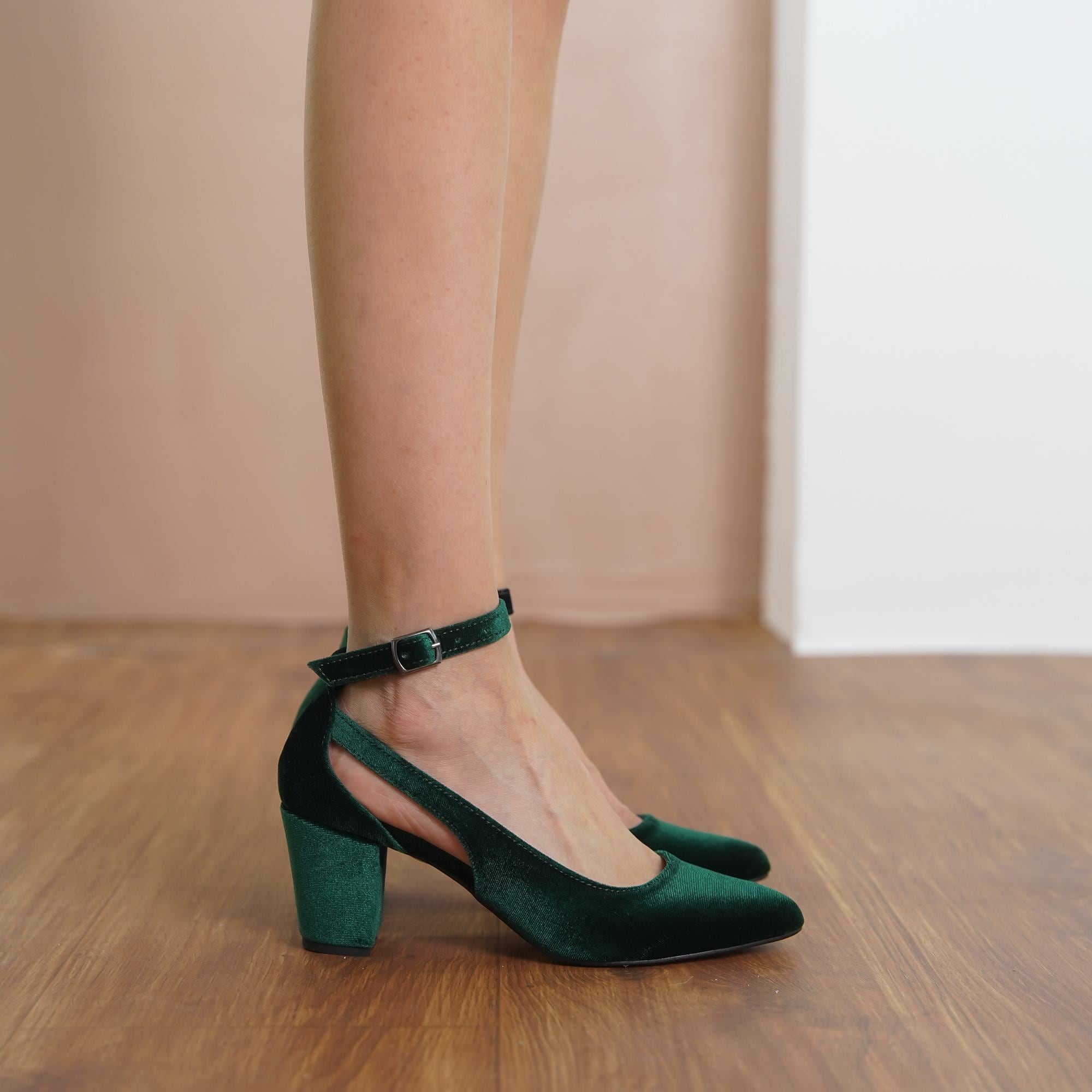 green dress and pink heels style_av:preorder