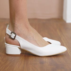 Sapatos de noiva brancos, saltos de casamento de couro vegano, saltos baixos para noiva, sandálias planas de casamento femininas clássicas brancas com estilingue, presente para ela