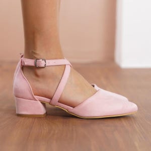 Blush Rosa Criss Cross Heels, Vegan Wildleder Geschlossene Zehe Ankle Strap Low Hochzeit Absatz mit Short Block Brautschuhe, Dusty Rose Hochzeitsschuhe