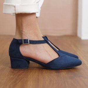 Marineblauwe suède Mary Jane-schoenen, donkerblauwe vegan suède T-bandjes boho bruiloft hakken, bruids schoenen met lage hakken, korte bruiloft sandalen dames