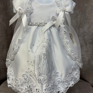Vestido de bautismo Virgen de Guadalupe, vestido de bautizo, vestido blanco de niña, vestido Bautizo con virgen de Guadalupe plata con capa
