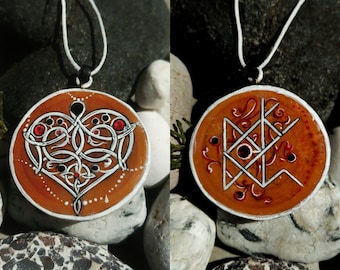 Runen-Amulett der Liebesanziehung – handgefertigter Talisman aus Kiefernholz für Beziehungssegen und Liebe