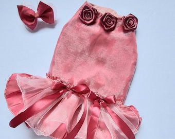 Robe d'été personnalisée en taffetas de mariage pour chien | Rose foncé | Noeud assorti | Fait sur mesure | Fermetures Velcro | Robe d'été | Robe d'anniversaire