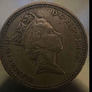 May include: A silver coin featuring a profile of Queen Elizabeth II on one side and the inscription "D.G. REG. F.D. 1971" on the reverse.