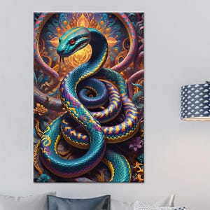 Puede incluir: Una vibrante impresión en lienzo que presenta una serpiente estilizada con escamas turquesas y amarillas, ojos rojos y una lengua bífida. La serpiente está enroscada entre detalles florales y de vid ornamentados, sobre un fondo circular colorido. Tema de fantasía.